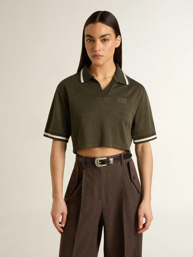Kropptes Damen-Polo aus militärgrünem Jersey mit Stickerei