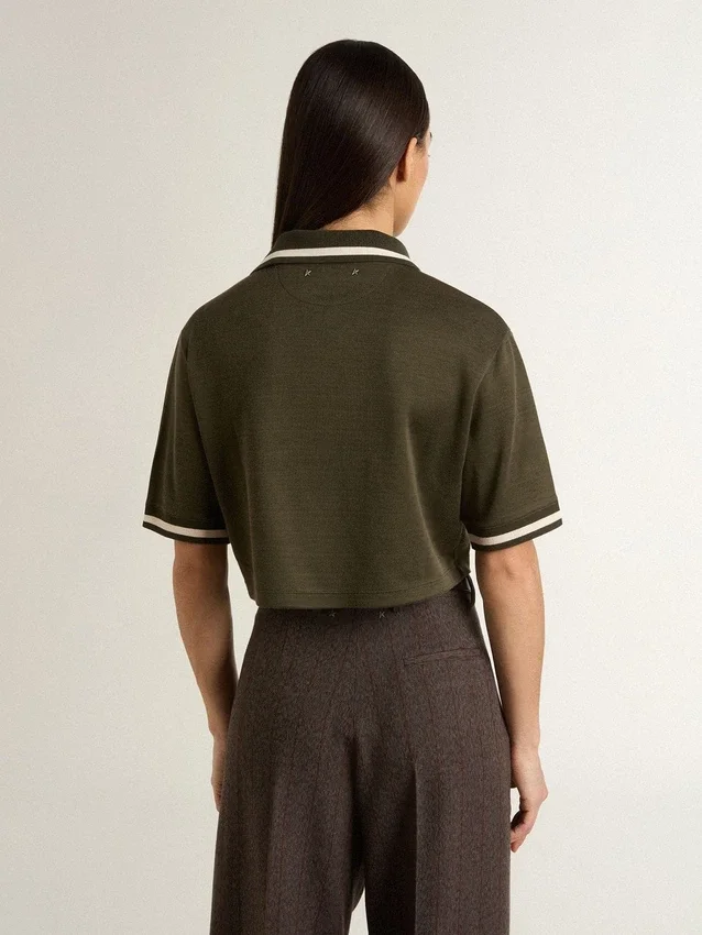 Kropptes Damen-Polo aus militärgrünem Jersey mit Stickerei