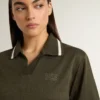 Kropptes Damen-Polo aus militärgrünem Jersey mit Stickerei