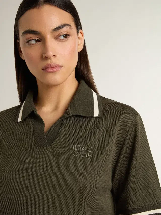 Kropptes Damen-Polo aus militärgrünem Jersey mit Stickerei