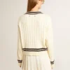 Kürzer Damenpullover mit Zopfmuster, blauen Rippen und Kristallen