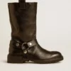 Kurt-Stiefel aus glänzendem schwarzem Leder mit silberfarbener Schnalle und Nieten