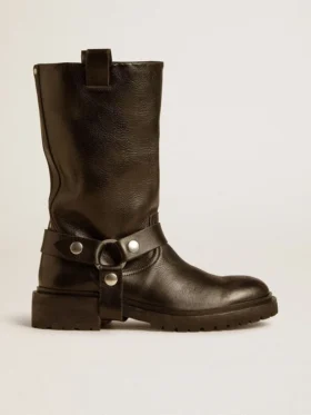 Kurt-Stiefel aus glänzendem schwarzem Leder mit silberfarbener Schnalle und Nieten