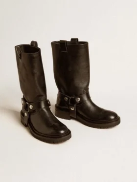 Kurt-Stiefel aus glänzendem schwarzem Leder mit silberfarbener Schnalle und Nieten