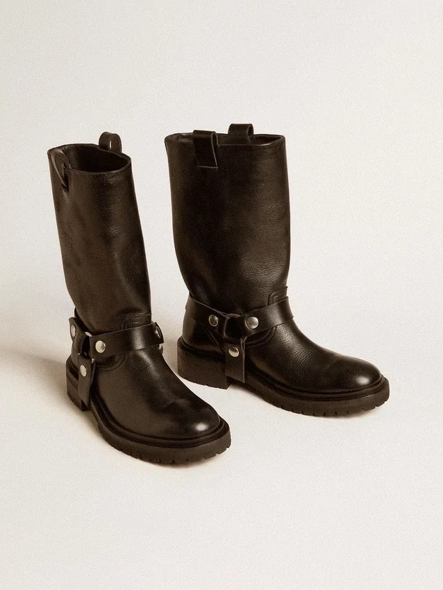 Kurt-Stiefel aus glänzendem schwarzem Leder mit silberfarbener Schnalle und Nieten