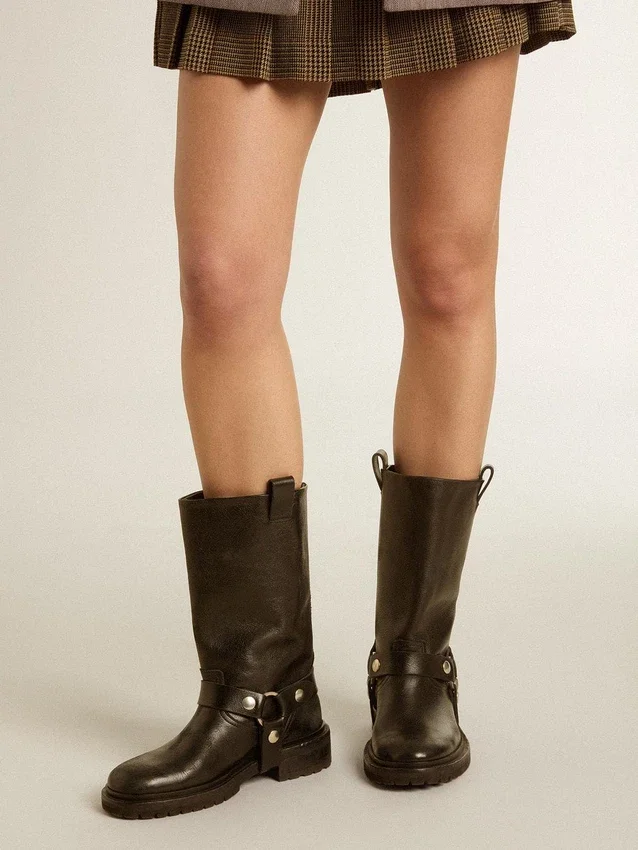 Kurt-Stiefel aus glänzendem schwarzem Leder mit silberfarbener Schnalle und Nieten