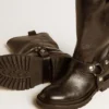 Kurt-Stiefel aus glänzendem schwarzem Leder mit silberfarbener Schnalle und Nieten