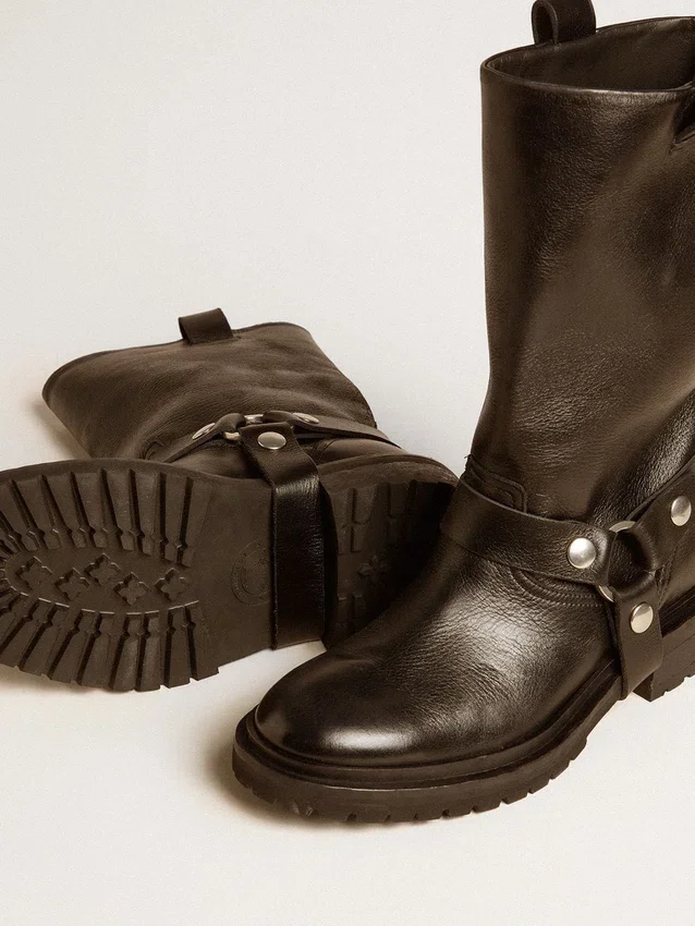 Kurt-Stiefel aus glänzendem schwarzem Leder mit silberfarbener Schnalle und Nieten