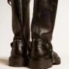 Kurt-Stiefel aus glänzendem schwarzem Leder mit silberfarbener Schnalle und Nieten