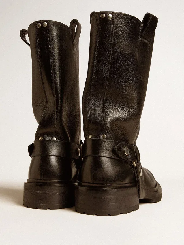 Kurt-Stiefel aus glänzendem schwarzem Leder mit silberfarbener Schnalle und Nieten