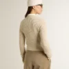 Kurzer Pulli mit Rundhalsausschnitt aus beiger Wolle mit durchgehenden Kristallen