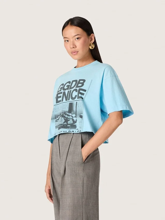 Kurzes Damen-Hemd aus hellblauem Baumwolljersey mit grafischem Print