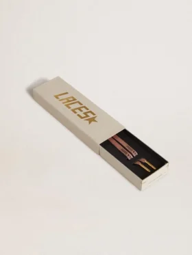 Lachsrosa Lurex-Schnürsenkel mit kontrastierendem schwarzem Logo