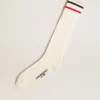 Lange gerippte Socken in Vintage-Weiss mit zweifarbigen Streifen