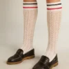 Lange gerippte Socken in Vintage-Weiss mit zweifarbigen Streifen