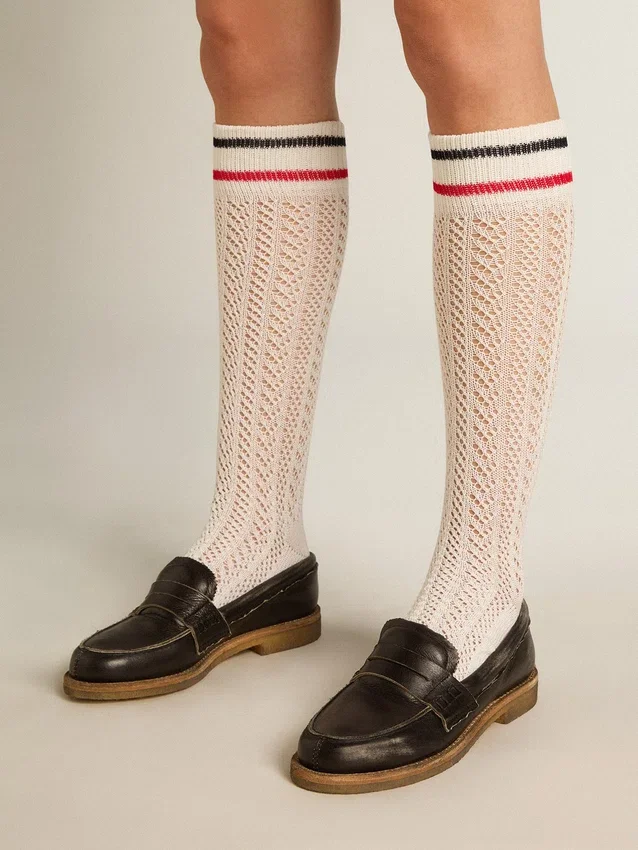 Lange gerippte Socken in Vintage-Weiss mit zweifarbigen Streifen