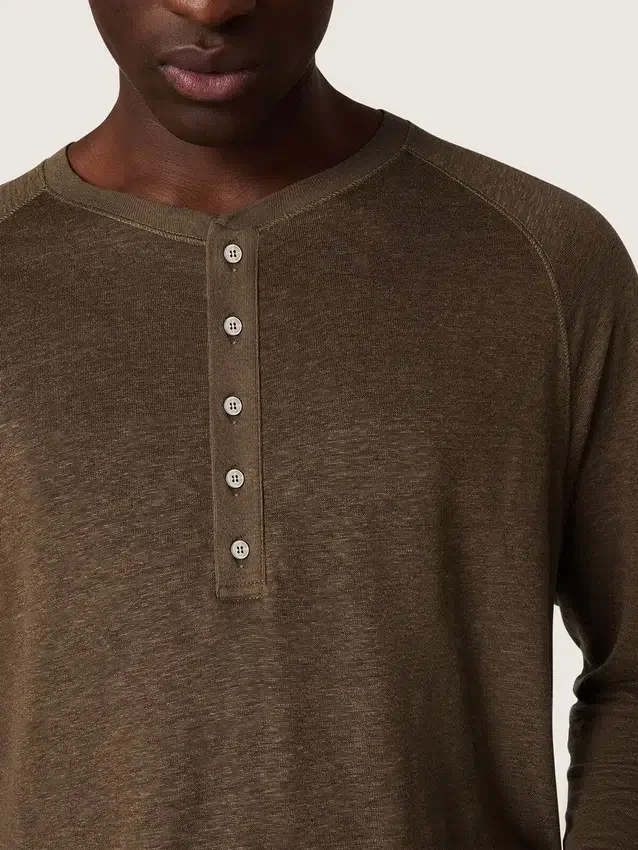 Langärmeliger Herrenpullover aus schildpattbraunem Leinenjersey