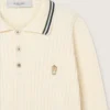 Langärmliges Herren-Polohemd aus weissem Strick mit kontrastierenden Kanten und abnehmbarer Anstecknadel