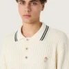 Langärmliges Herren-Polohemd aus weissem Strick mit kontrastierenden Kanten und abnehmbarer Anstecknadel
