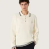 Langärmliges Herren-Polohemd aus weissem Strick mit kontrastierenden Kanten und abnehmbarer Anstecknadel