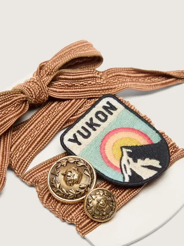 Lederwaren – burgunderrote und pfirsichfarbene bestickte Schnürsenkel mit Aufnäher und zwei Anhängern