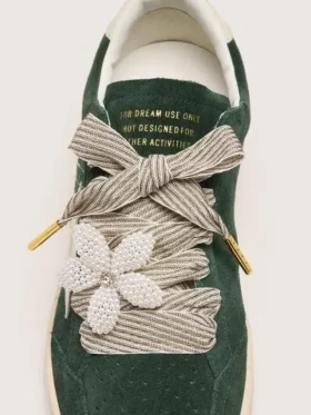 Lederwaren «Vintage» weiss-beige gestreifte Schnürsenkel mit blumenförmigem Anhänger