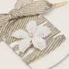 Lederwaren «Vintage» weiss-beige gestreifte Schnürsenkel mit blumenförmigem Anhänger