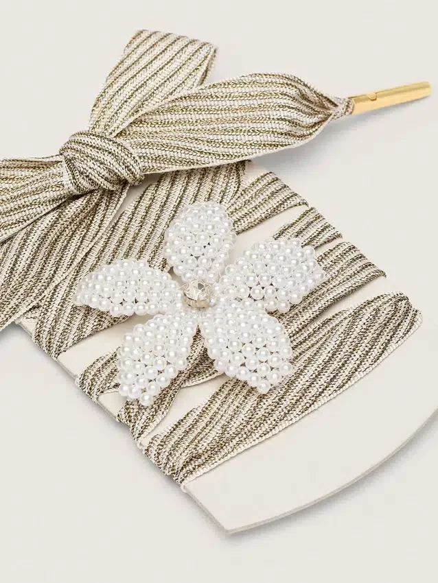 Lederwaren «Vintage» weiss-beige gestreifte Schnürsenkel mit blumenförmigem Anhänger
