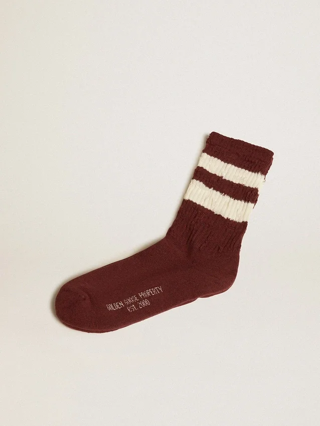 Lila Socken mit Used-Look-Details und abgenutzten weissen Streifen