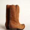 Low Wish Star-Stiefel aus cognacfarbenem Wildleder mit eingearbeitetem Stern