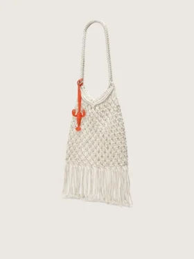 Makramee-Damenhandtasche aus butterfarbener Baumwolle mit einem Lederanhänger in Form einer Hummerklammer