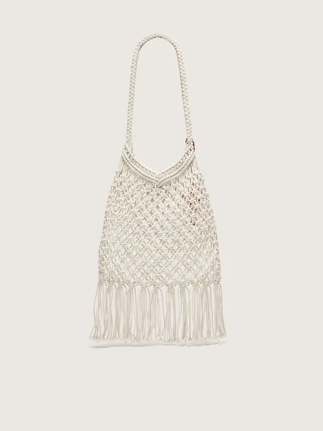 Makramee-Damenhandtasche aus butterfarbener Baumwolle mit einem Lederanhänger in Form einer Hummerklammer