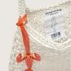 Makramee-Damenhandtasche aus butterfarbener Baumwolle mit einem Lederanhänger in Form einer Hummerklammer