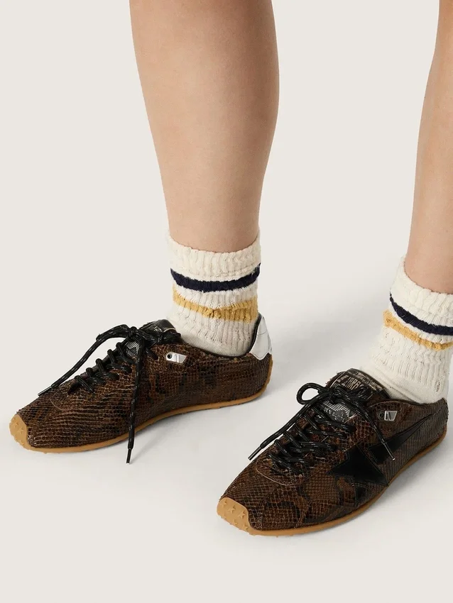 Marathon Speed für Damen aus Leder mit braunem Schlangenprint, schwarzem Stern und silberner Lederlasche an der Ferse