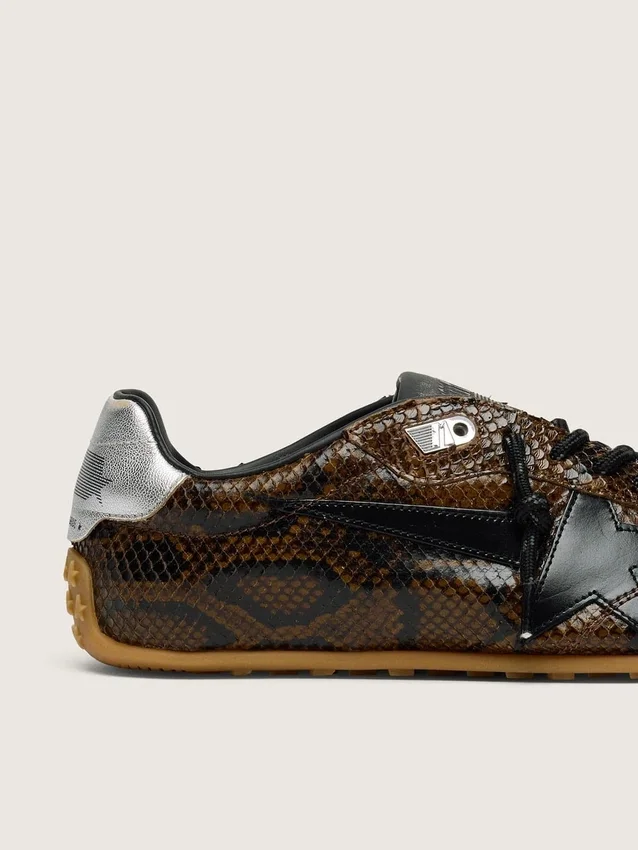 Marathon Speed für Damen aus Leder mit braunem Schlangenprint, schwarzem Stern und silberner Lederlasche an der Ferse
