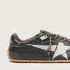 Herren-Sneaker «Marathon Speed» mit schwarzem Lederobermaterial und silbernem Stern