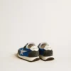 Marathon Young aus blauem Nylon mit aufgedrucktem Stern und Lederlasche an der Ferse