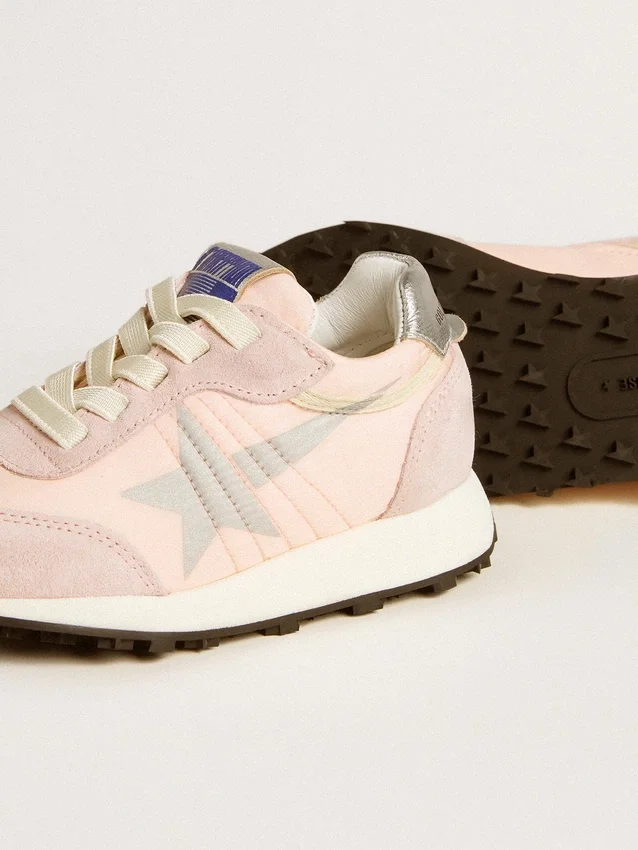 Marathon Young aus rosa Nylon mit aufgedrucktem Stern und Lederlasche an der Ferse