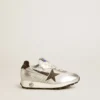 Marathon Young aus silbernem Nylon mit schwarzem Stern und Lederlasche an der Ferse