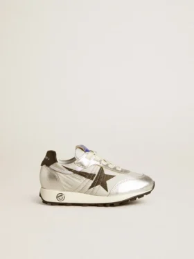 Marathon Young aus silbernem Nylon mit schwarzem Stern und Lederlasche an der Ferse