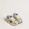 Marathon Young aus silbernem Nylon mit schwarzem Stern und Lederlasche an der Ferse