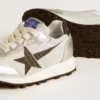 Marathon Young aus silbernem Nylon mit schwarzem Stern und Lederlasche an der Ferse