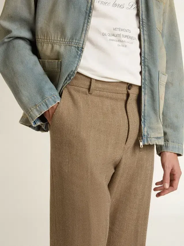 Massgeschneiderte Hose aus sandfarbener Leinenmischung mit Chevron-Muster