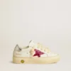 May Young mit fuchsiafarbenem Glitzerstern und Absatzlasche aus Metallic-Leder