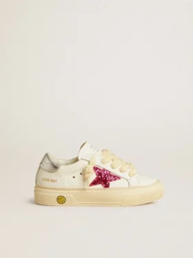 May Young mit fuchsiafarbenem Glitzerstern und Absatzlasche aus Metallic-Leder