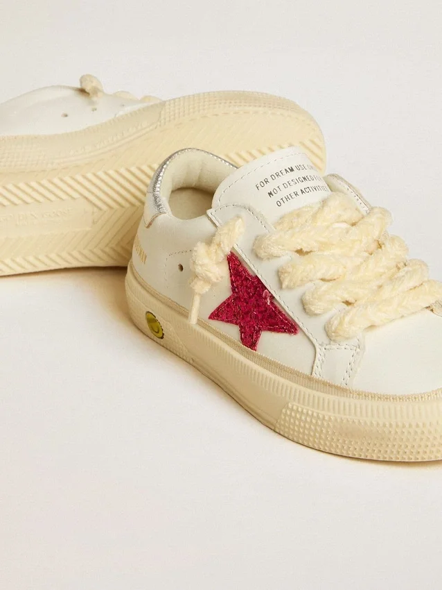 May Young mit fuchsiafarbenem Glitzerstern und Absatzlasche aus Metallic-Leder