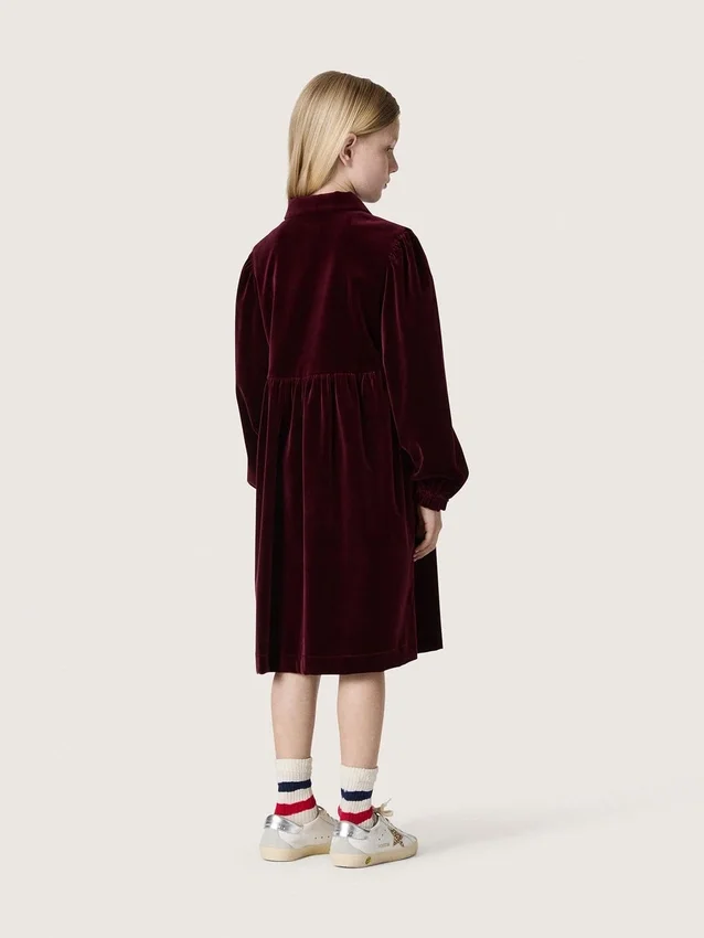 Mädchenkleid in Burgunderrot mit Samtoptik und Stickerei auf der Vorderseite