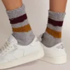 Melange-graue Socken mit Used-Look-Details und zweifarbigen Streifen