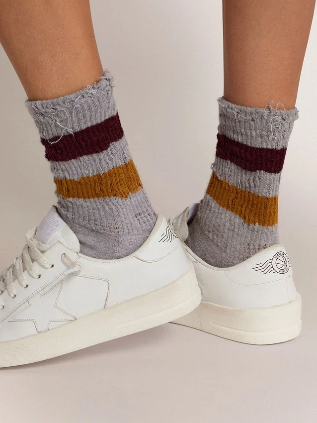 Melange-graue Socken mit Used-Look-Details und zweifarbigen Streifen