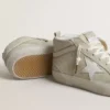 Mid Star aus hellgrauem Wildleder mit weissem Lederstern